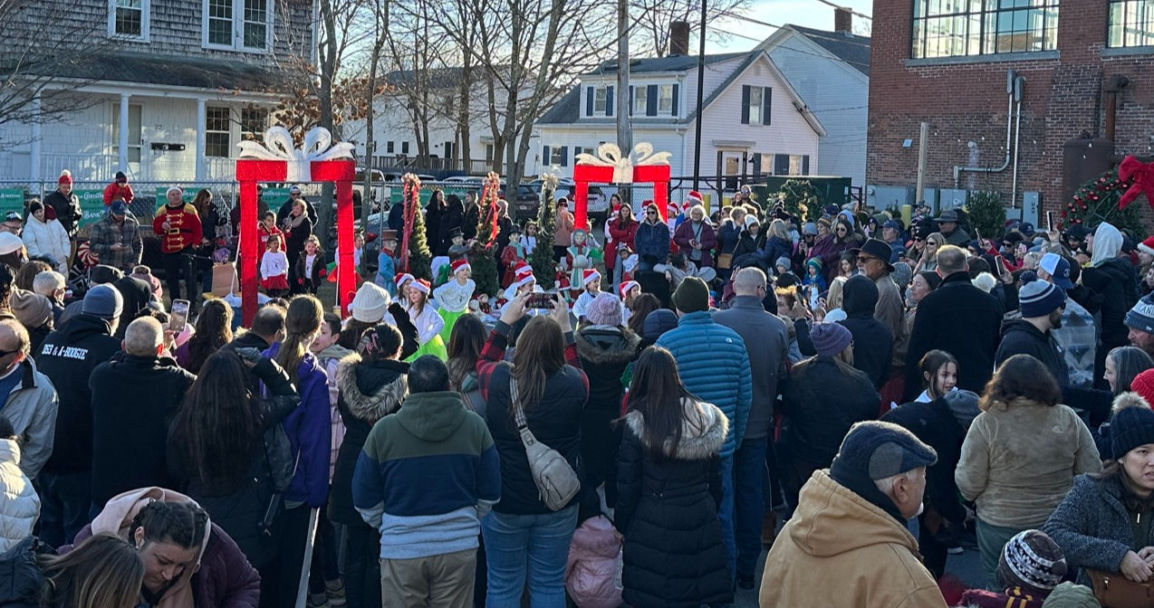 Crowds at the wreath gate